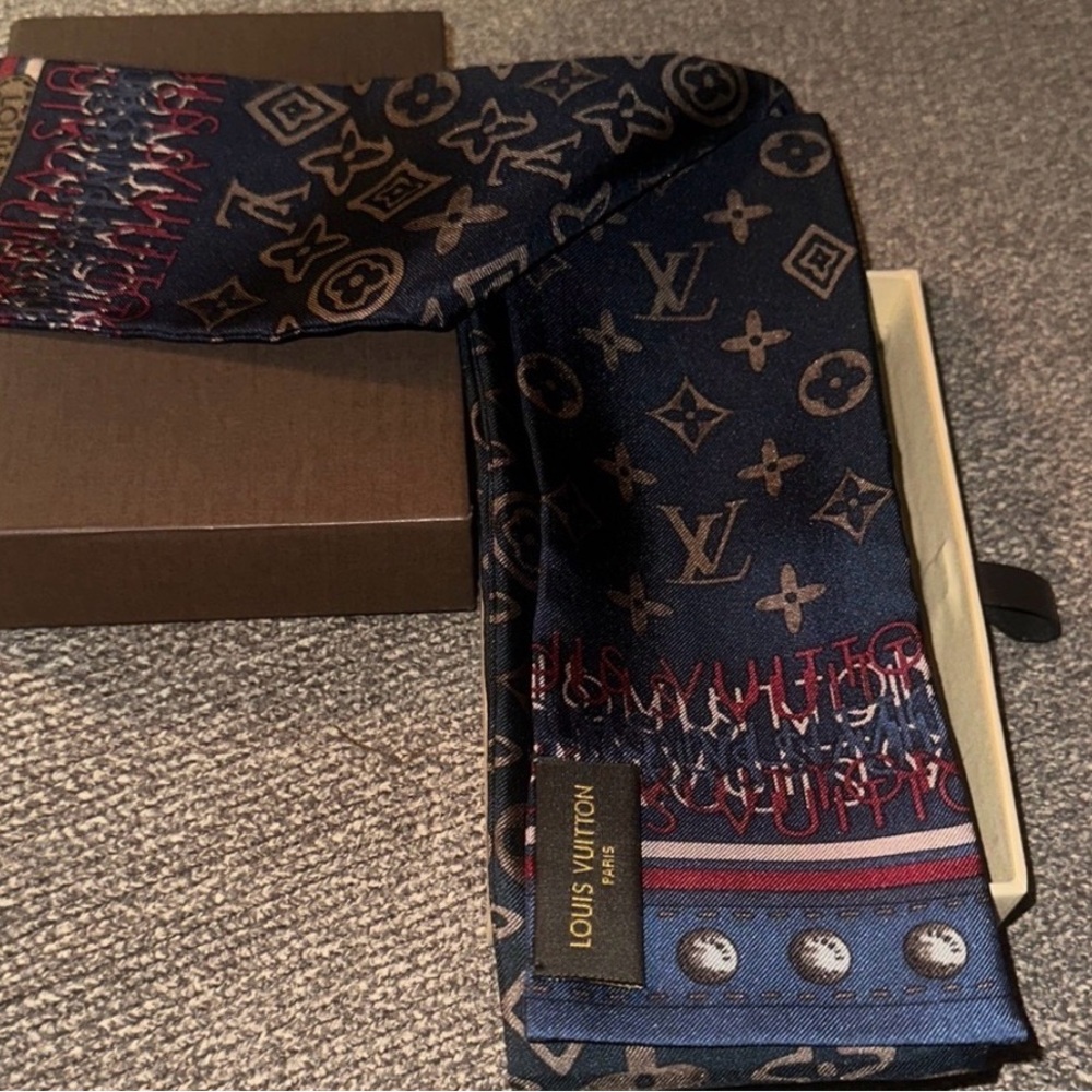 Super Rare and basically New! Louis Vuitton Men's Navy Monogram Silk Scarf.10/10 - Picture 5 of 6